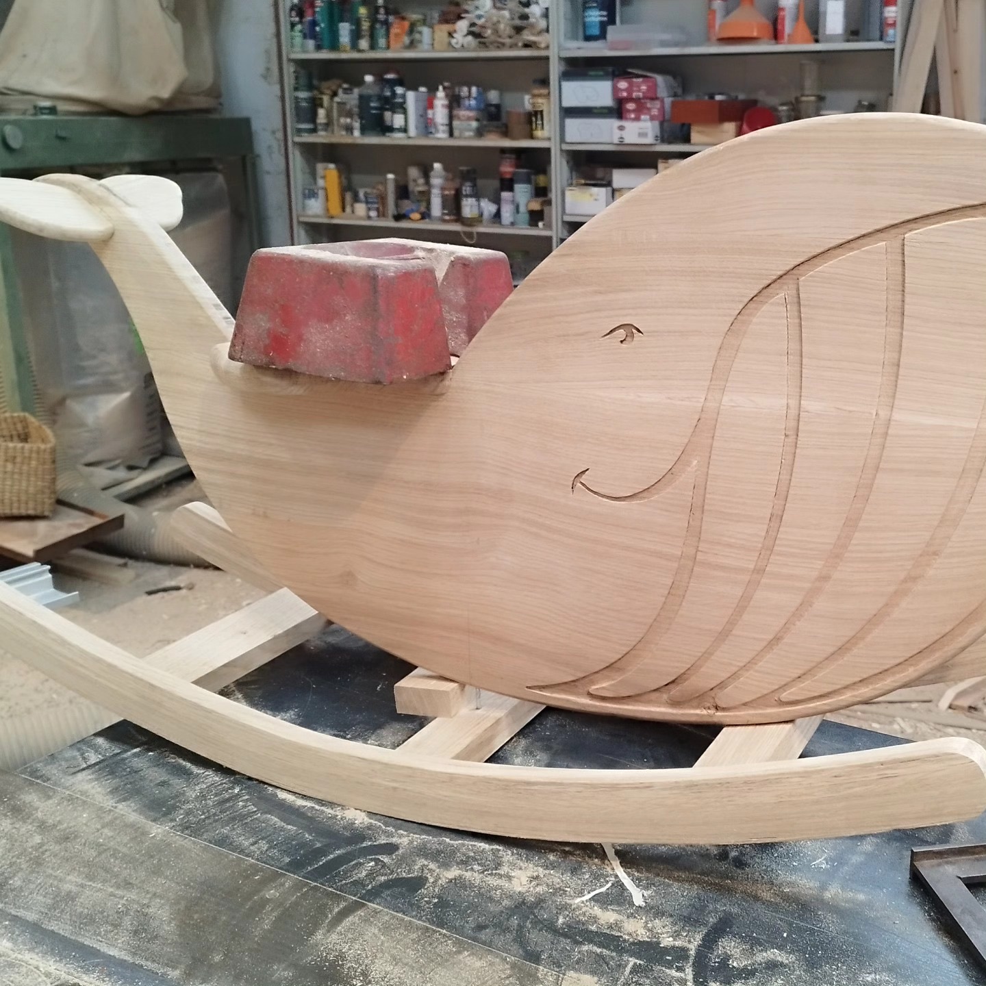 Baleine à bascule en bois en cours de fabrication à l'atelier
