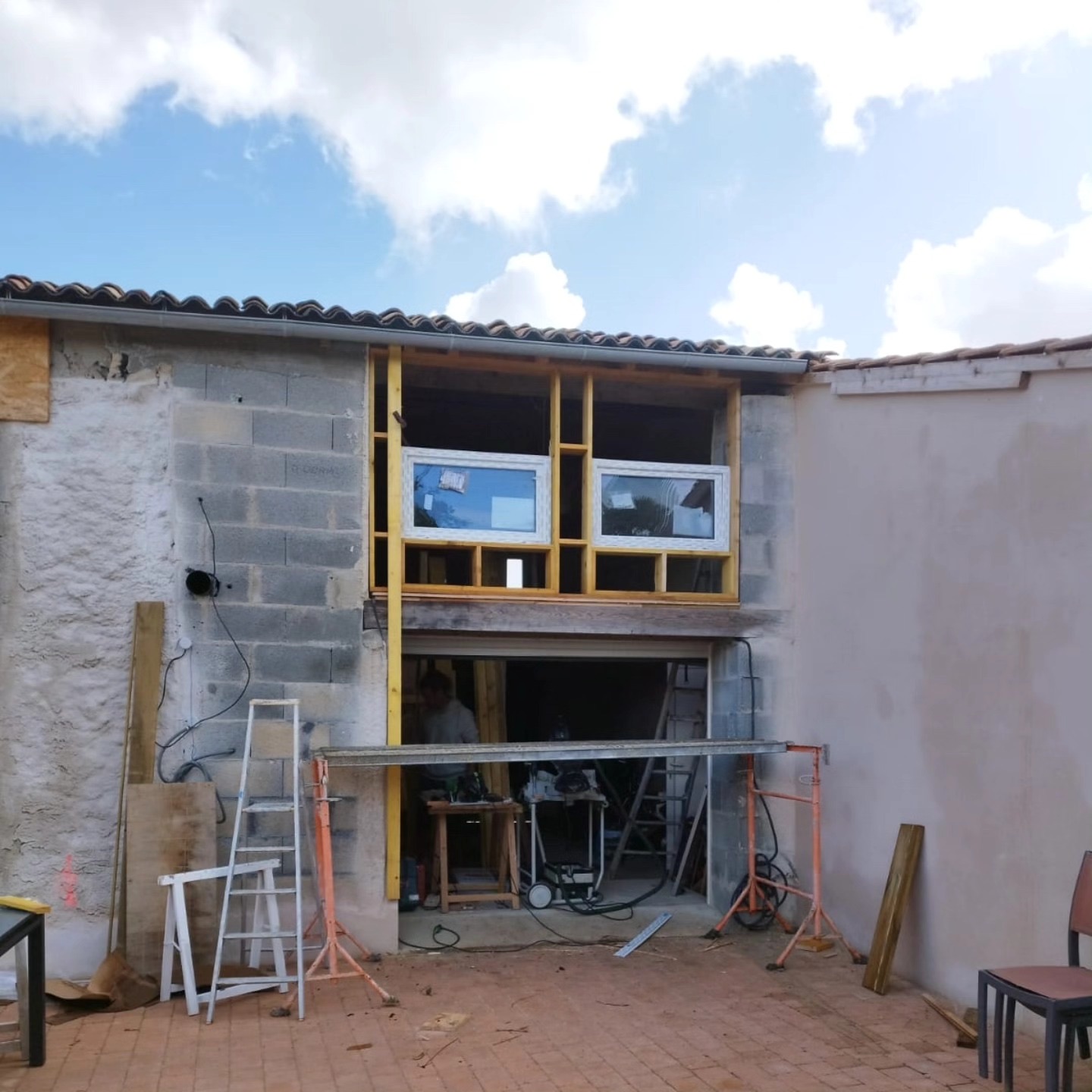 Façade d'atelier en parpaing avant la pose du bardage bois