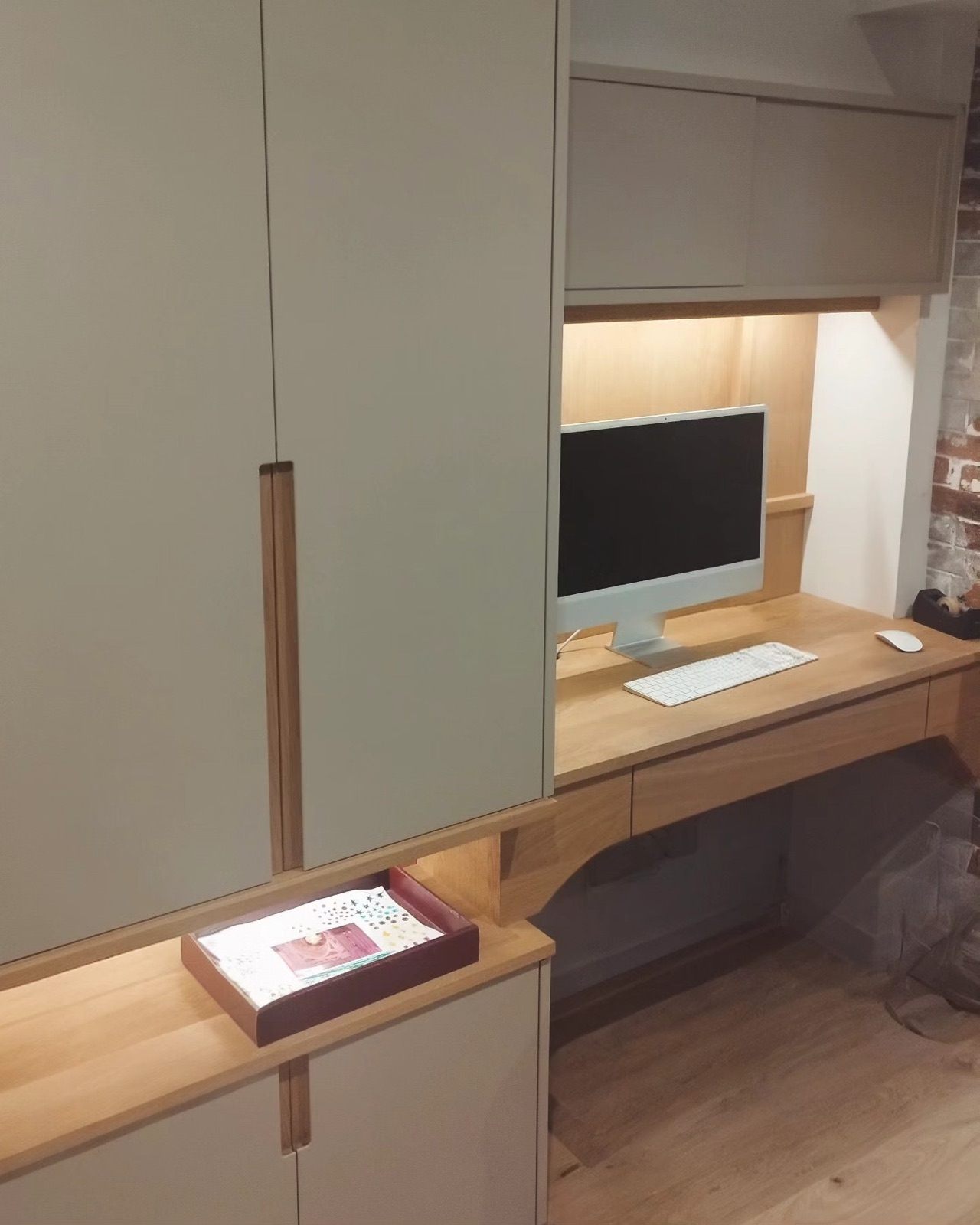 Placards sur mesure toute hauteur avec bureau intégré et poignées en bois