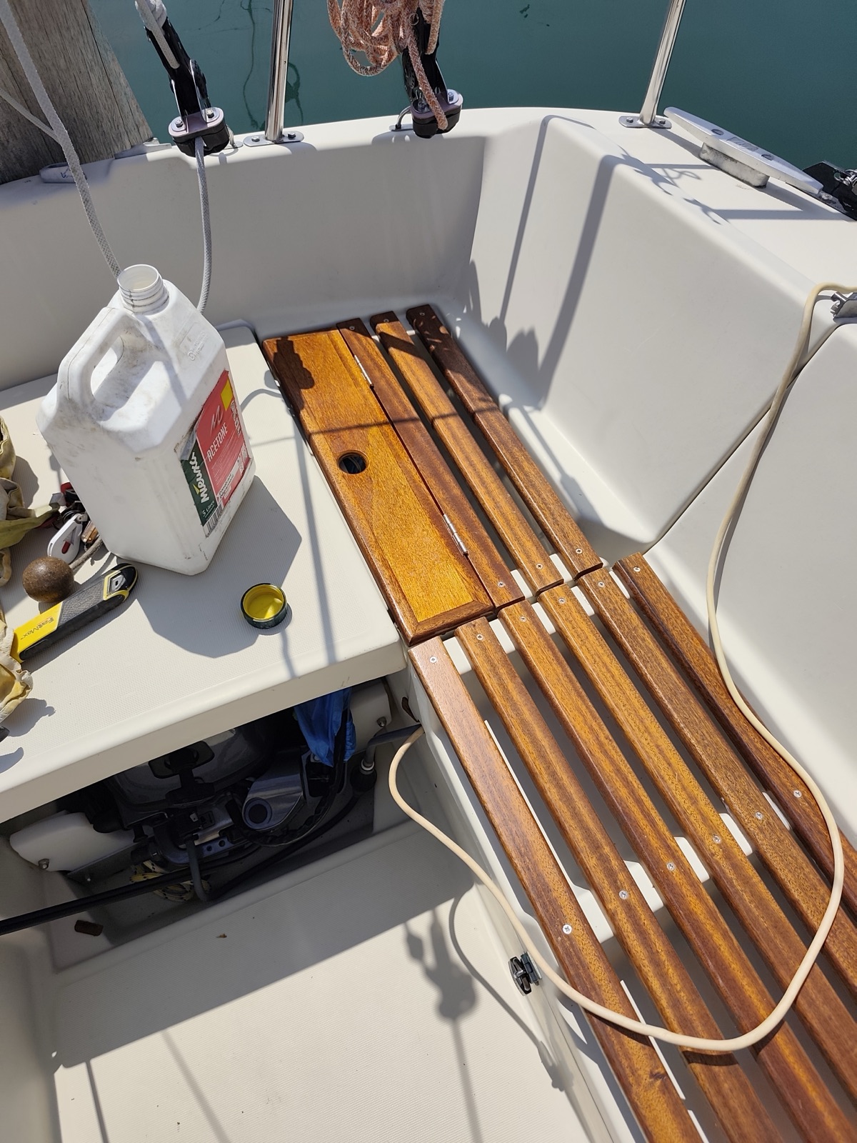 Caillebotis neuf en bois vernis dans le cockpit d'un voilier à La Rochelle