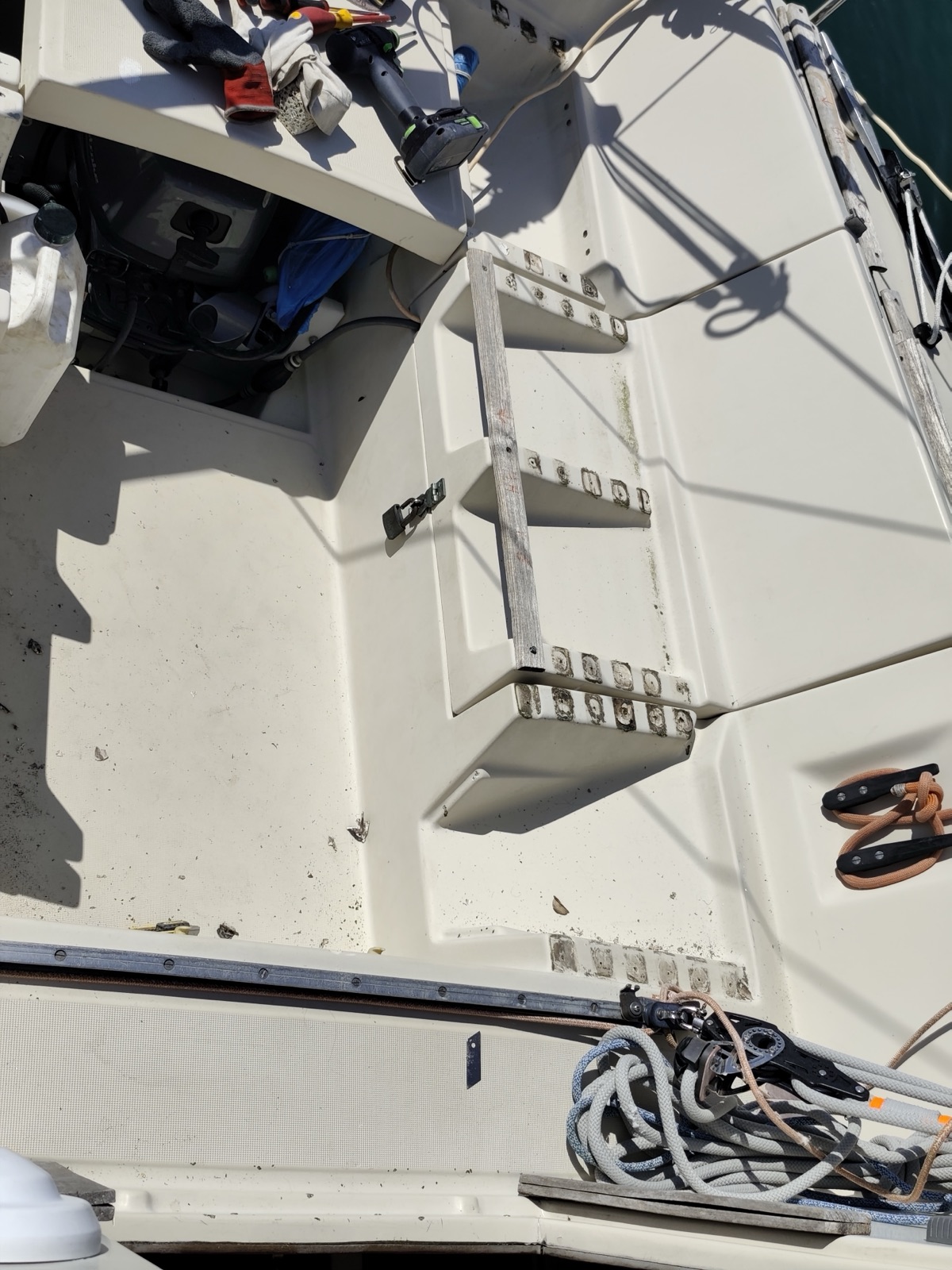 Cockpit de voilier avant rénovation avec anciennes pièces de bois grisées