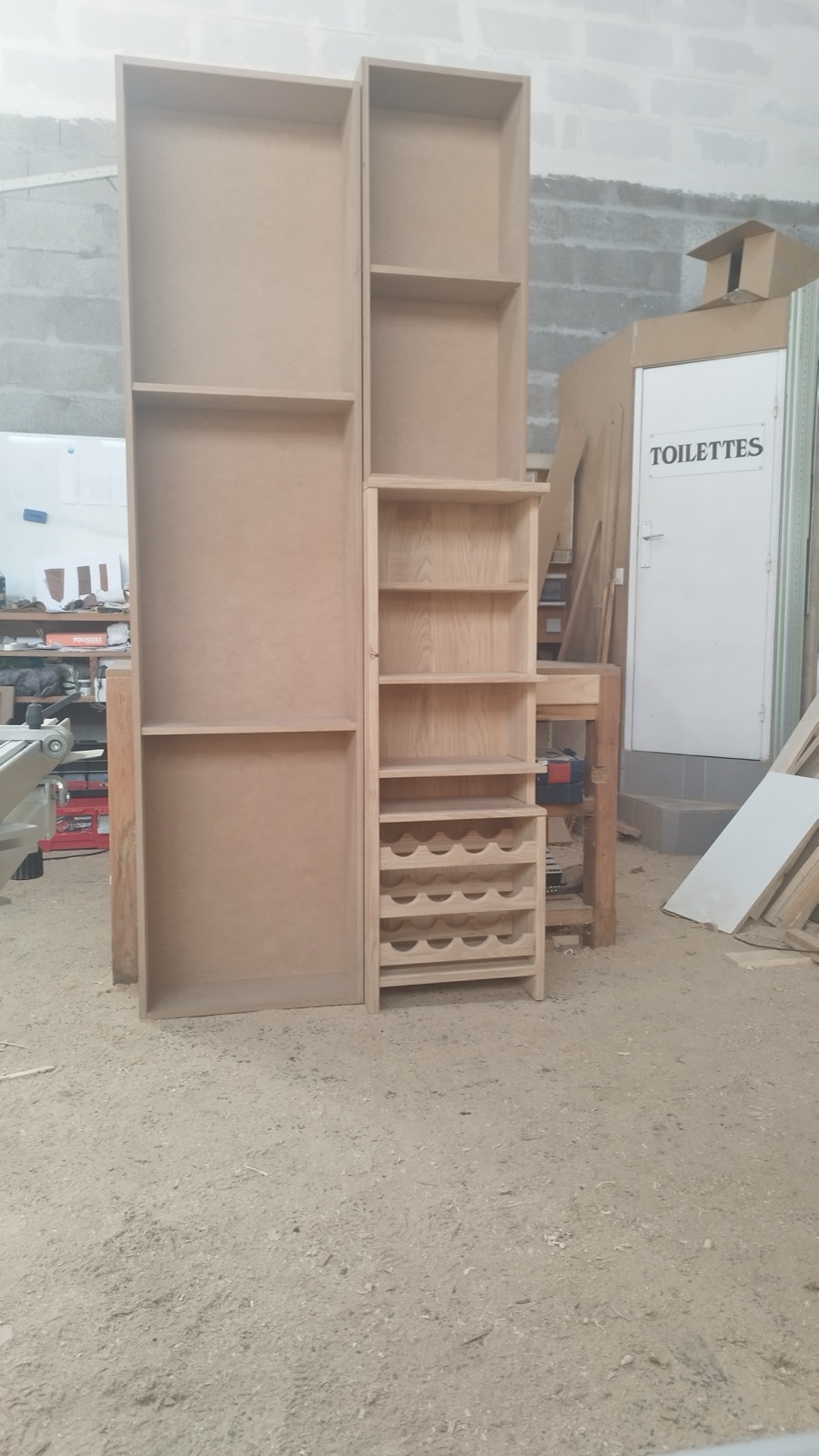 Caissons de cuisine sur mesure en cours de fabrication dans l'atelier de La Rochelle