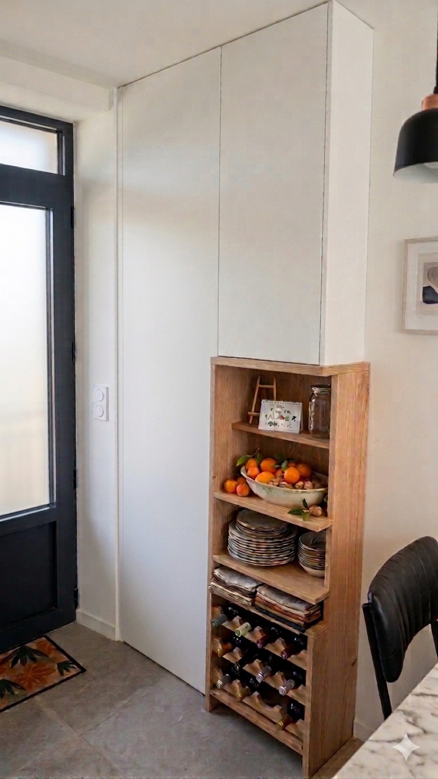 Colonne de cuisine sur mesure avec étagères et range-bouteilles en chêne
