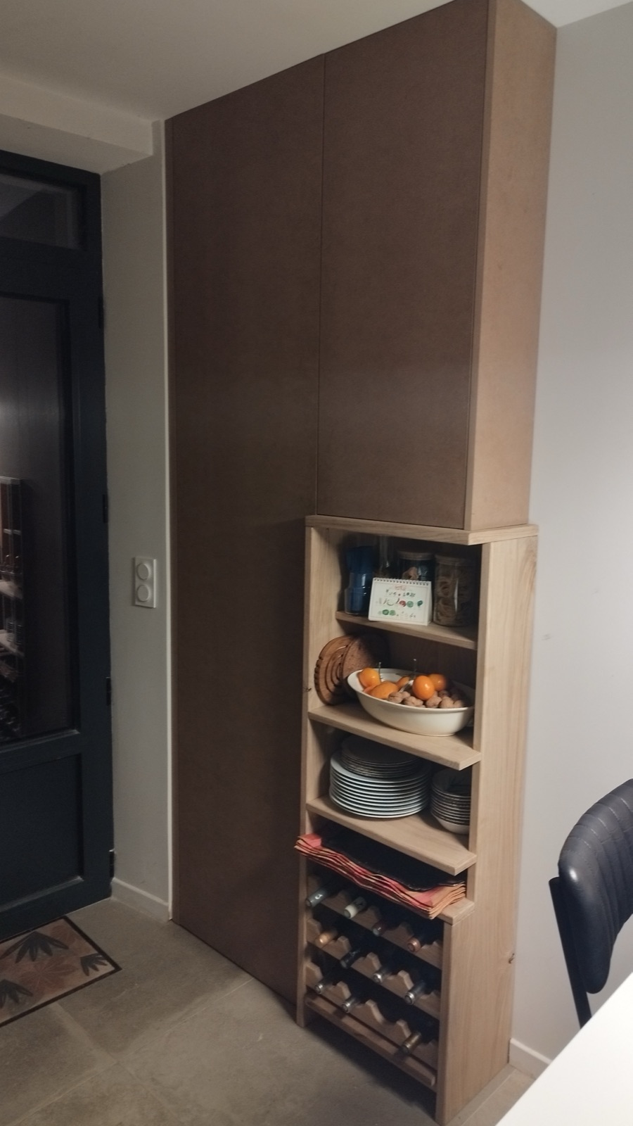 Meuble de cuisine sur mesure en cours de pose, étagères et range-bouteilles