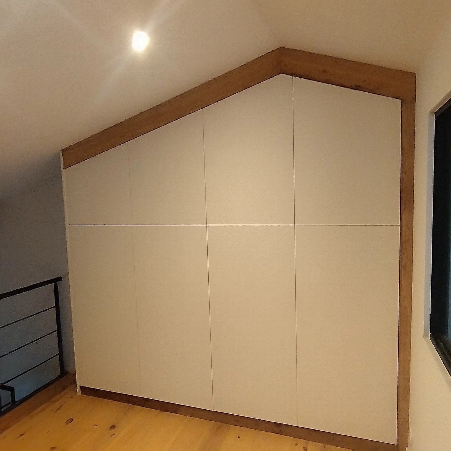 Placard sous pente sur mesure suivant l'inclinaison du toit, vue de face