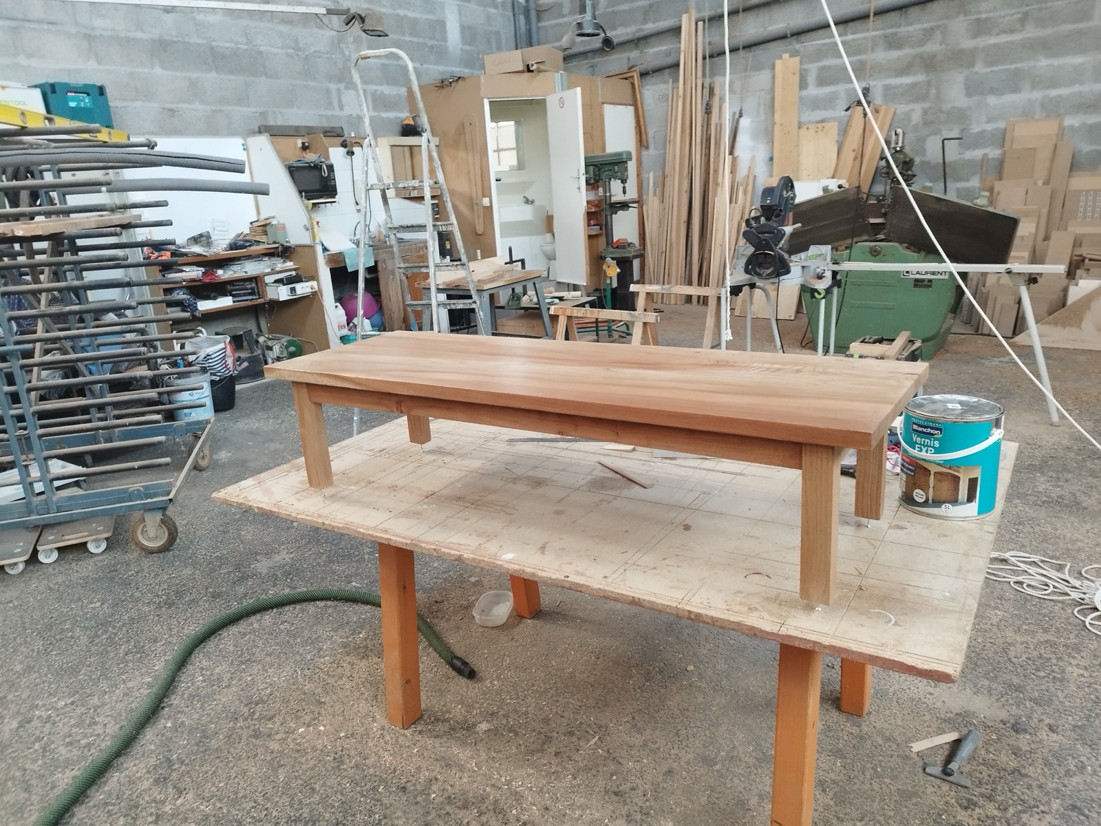 Table en bois massif sur mesure à l'atelier