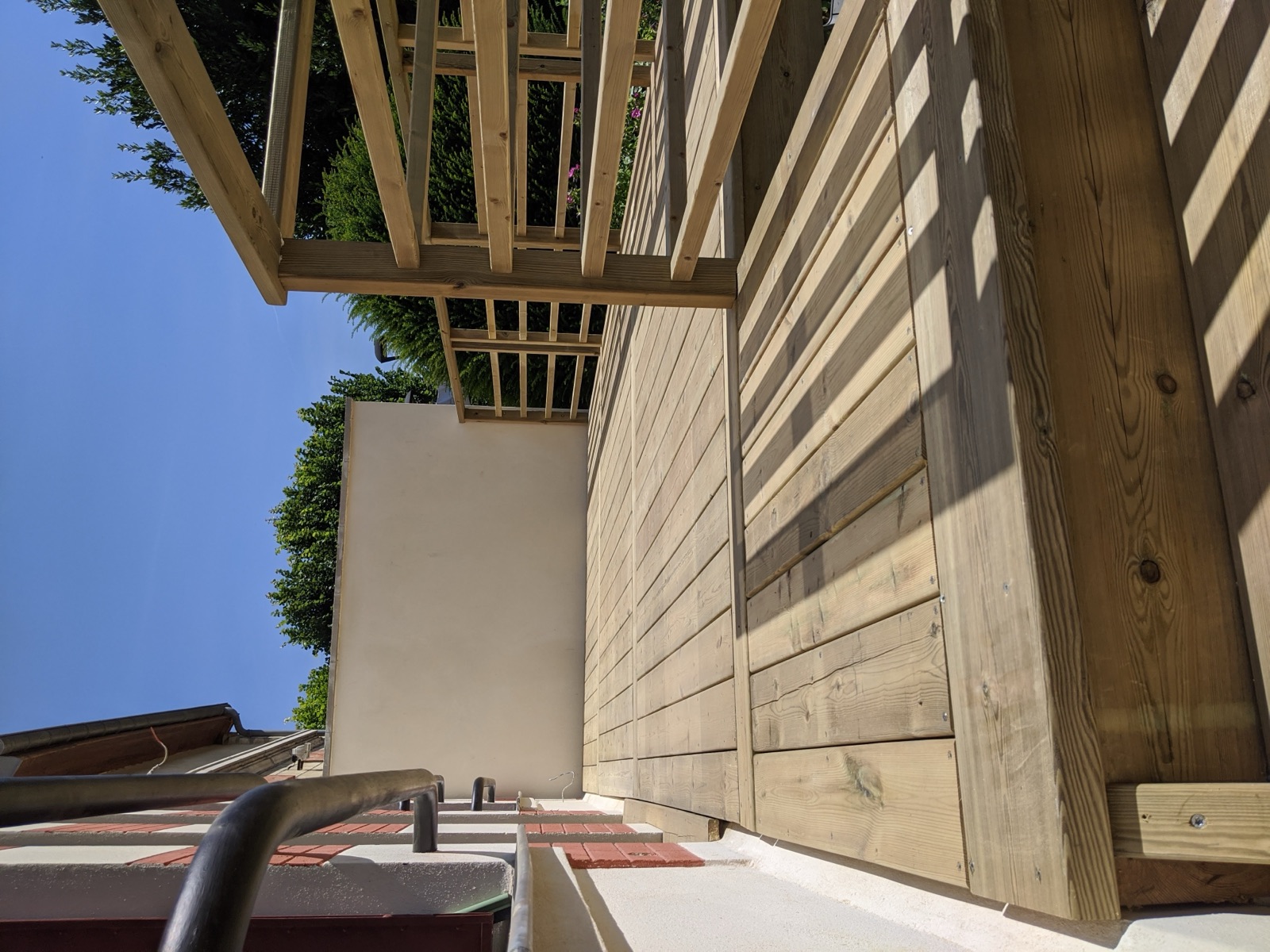 Escalier et platelage d'une terrasse bois avec garde-corps