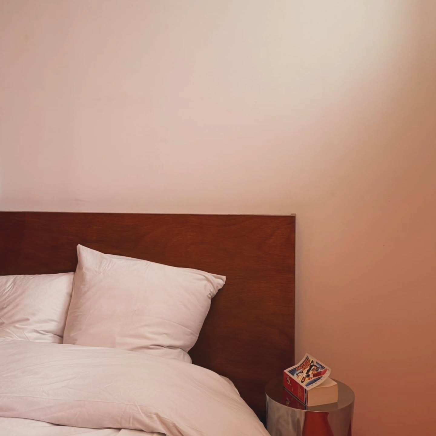 Tête de lit en bois sur mesure dans une chambre