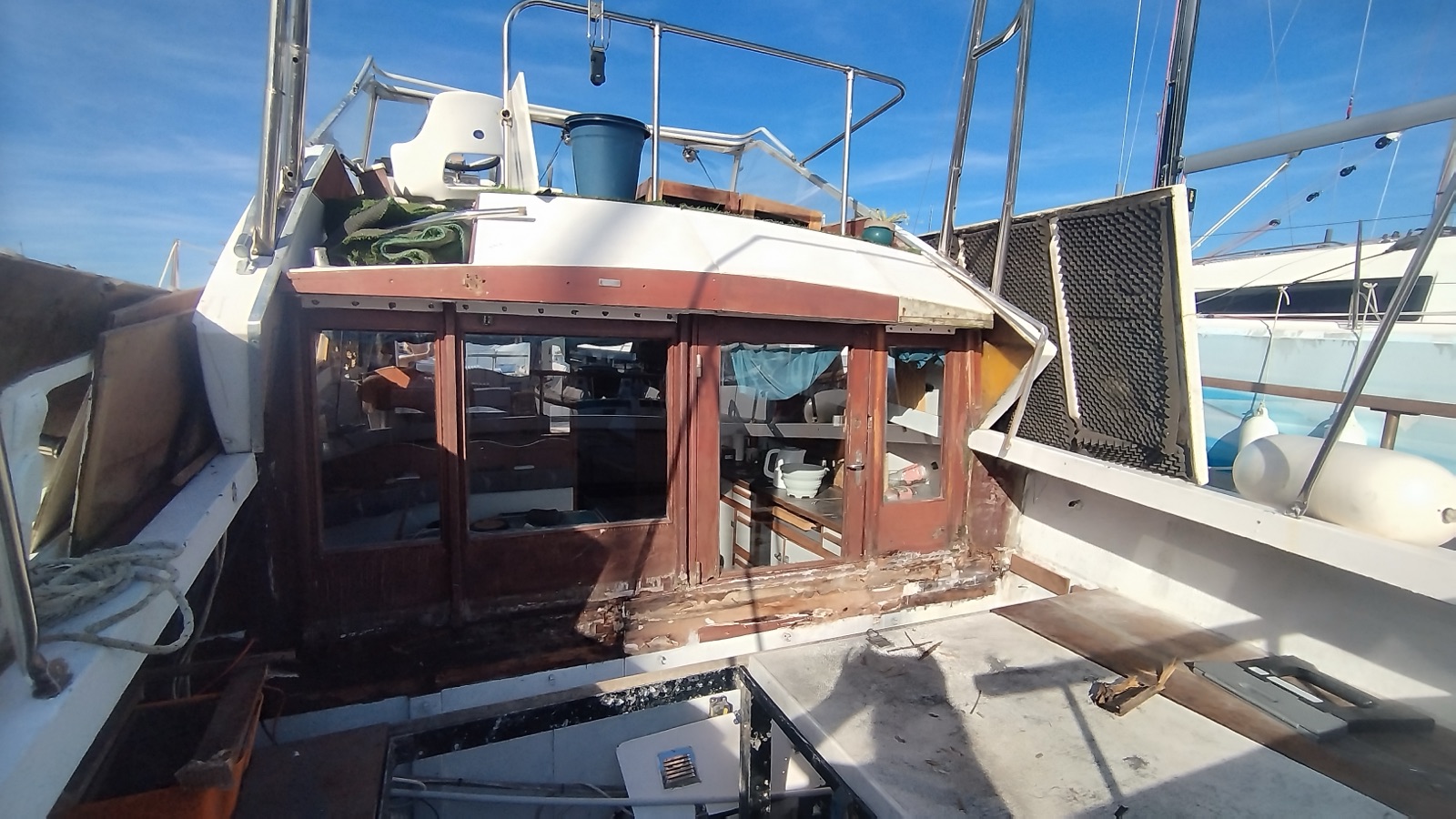 Panneau de timonerie en bois usé, avant remplacement