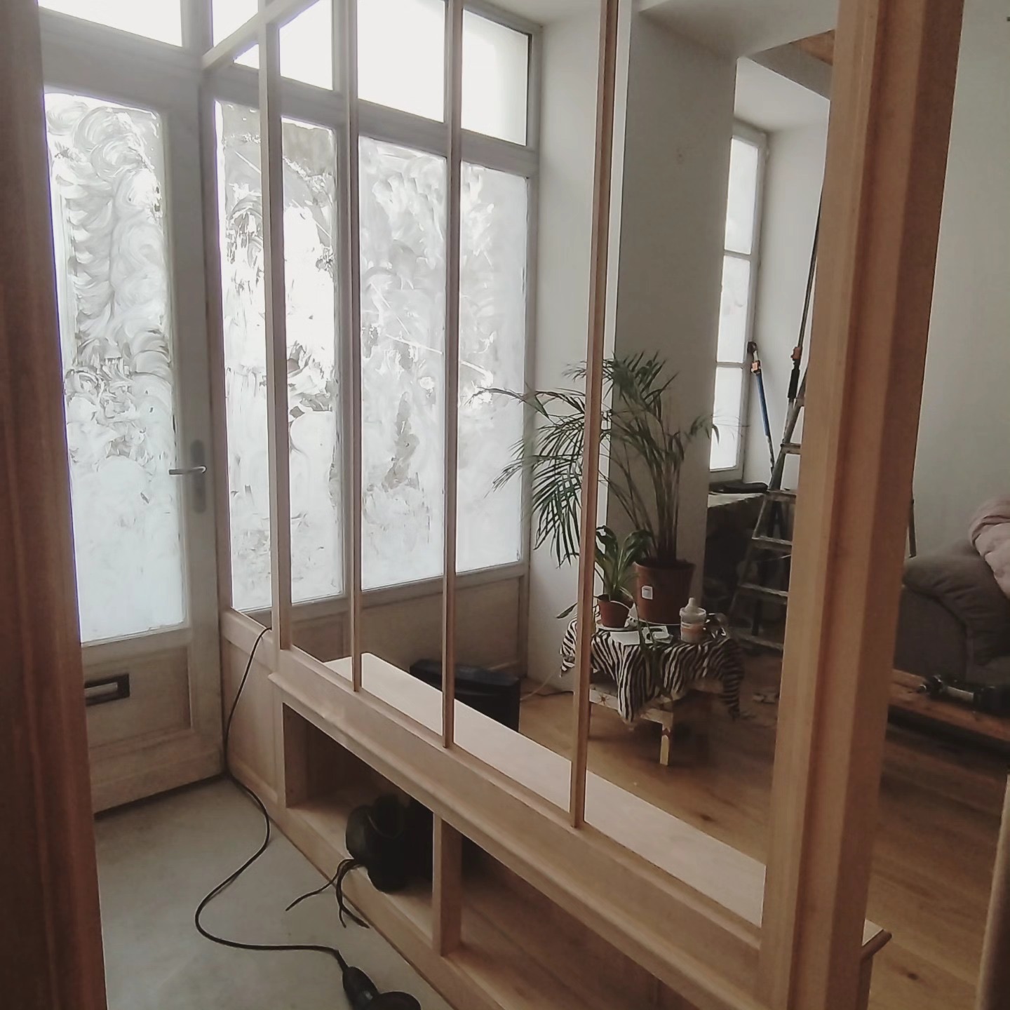 Verrière en bois vue depuis l'entrée avec porte vitrée